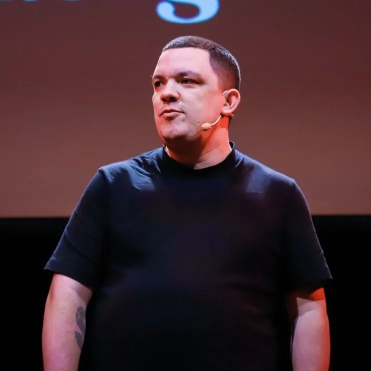 Rafael Martins no palco, de microfone headset
