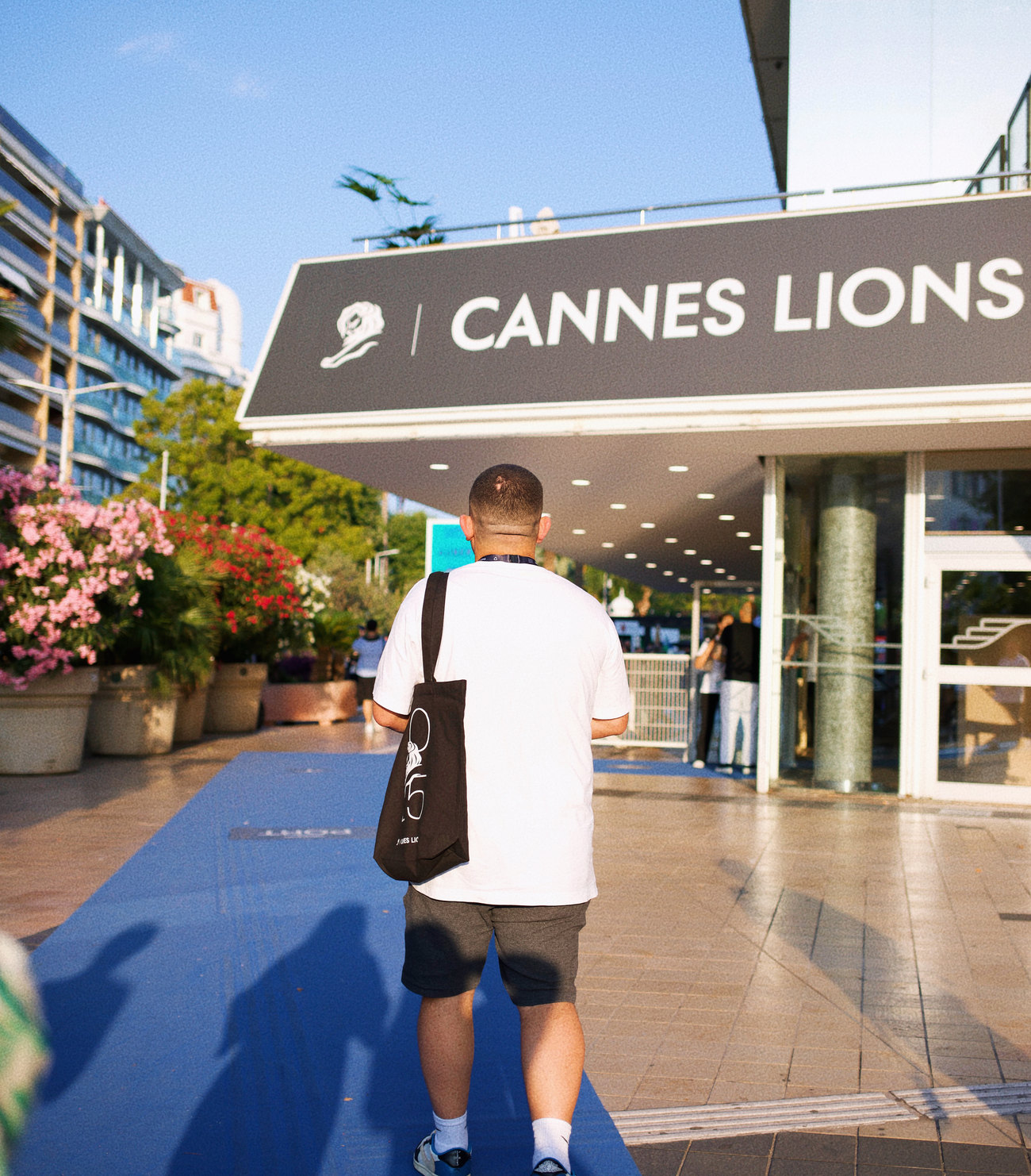 Entrada do Cannes Lions, na França, durante uma cobertura do Share