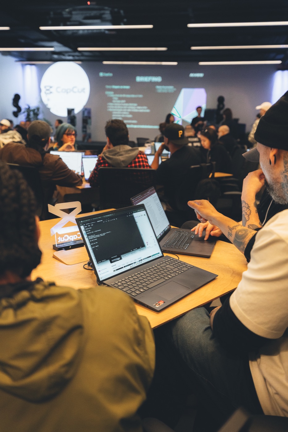 Time em formação prática, construindo em laptops