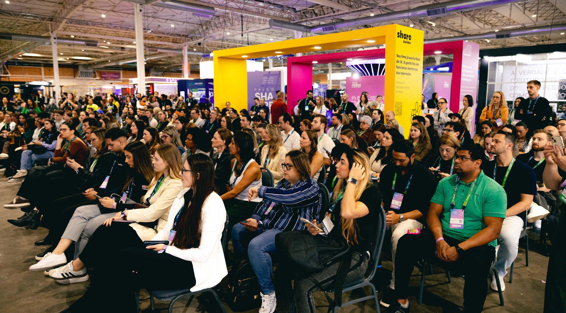 Plateia lotada diante do palco do Share no Gramado Summit